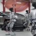 robô ataca engenheiro na tesla
