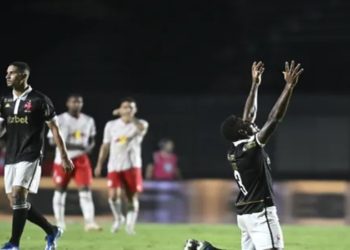 Léo se ajoelha e agradece aos céus pela permanência do Vasco (Foto: André Durão)