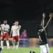 Léo se ajoelha e agradece aos céus pela permanência do Vasco (Foto: André Durão)