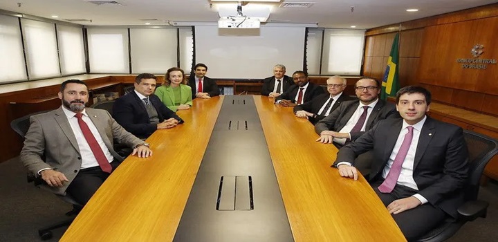 bc confirma queda de juros