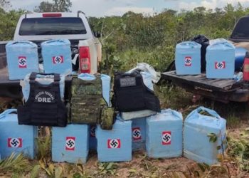 Operação apreende 500 kg de cocaína em pacotes estampados com suástica