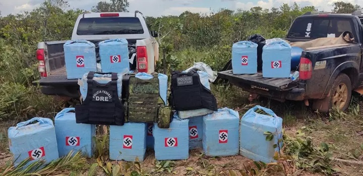 Operação apreende 500 kg de cocaína em pacotes estampados com suástica