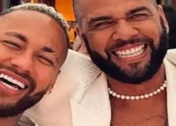 Daniel Alves vai recorrer ao pai de Neymar para pagar fiança, mas não deve sair da prisão nesta quarta, diz jornal
