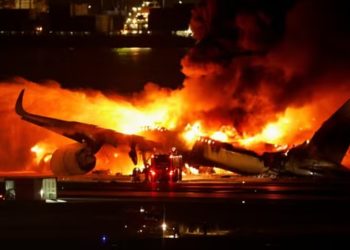 avião bate e pega fogo no japão