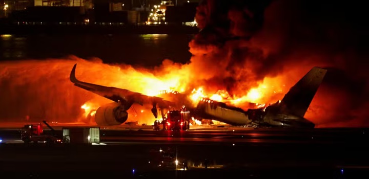 avião bate e pega fogo no japão