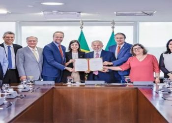 Lula sanciona lei que cria poupança para manter no ensino médio estudantes inscritos no CadÚnico