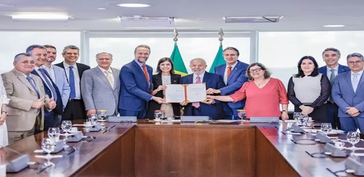 Lula sanciona lei que cria poupança para manter no ensino médio estudantes inscritos no CadÚnico