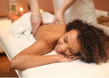 Sintomas da menopausa: os benefícios da massagem tântrica
