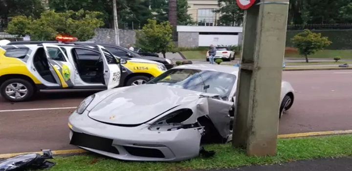 acidente com porsche em curitiba