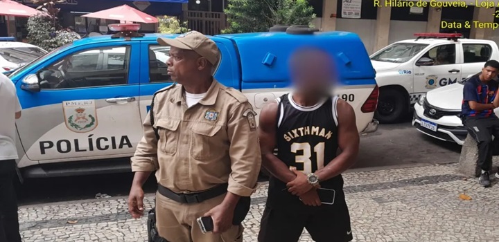 mulher negra presa por racismo