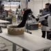 Robô humanoide da empresa de Elon Musk dobra roupas em vídeo; assista