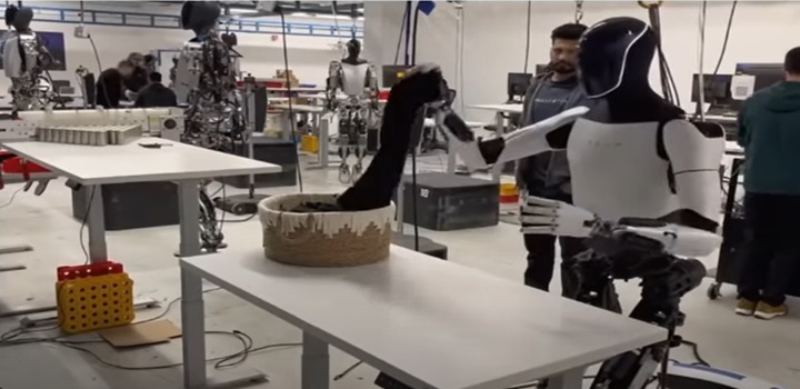 Robô humanoide da empresa de Elon Musk dobra roupas em vídeo; assista