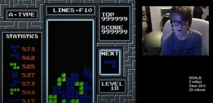 adolescente vence game tetris
