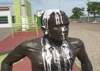 Prefeitura retira estátua de Daniel Alves em cidade da Bahia