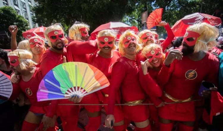 desfile cordao bola preta
