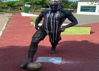 estatua de daniel alves vandalizada