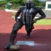 estatua de daniel alves vandalizada