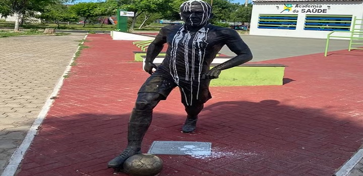 estatua de daniel alves vandalizada