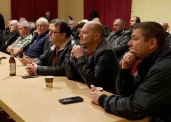 Cerveja, salsichão e conspiração: uma reunião da extrema-direita da Alemanha