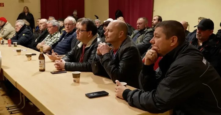Cerveja, salsichão e conspiração: uma reunião da extrema-direita da Alemanha