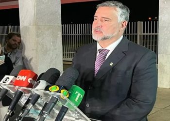 Ministro de Lula liga milícia à família Bolsonaro em post com peça publicitária do governo