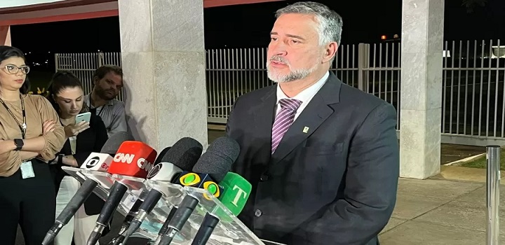 Ministro de Lula liga milícia à família Bolsonaro em post com peça publicitária do governo
