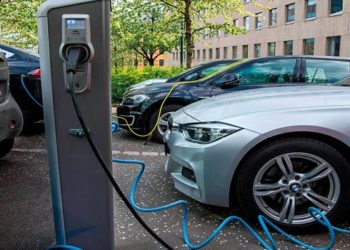 Vendas de veículos elétricos caem nos EUA após mudanças em incentivos e políticas.