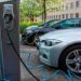 Vendas de veículos elétricos caem nos EUA após mudanças em incentivos e políticas.