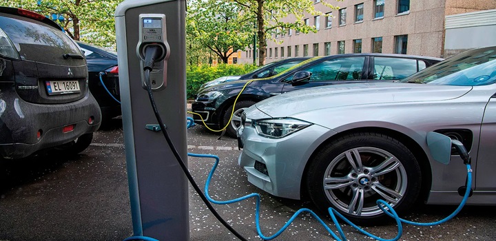 Vendas de veículos elétricos caem nos EUA após mudanças em incentivos e políticas.
