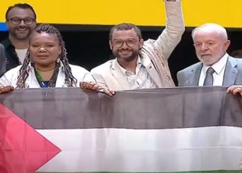 Lula segura bandeira após poeta discursar sobre Palestina “livre e soberana” em evento