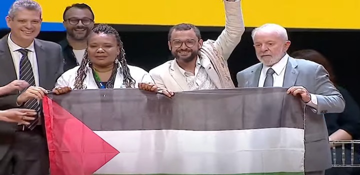 Lula segura bandeira após poeta discursar sobre Palestina “livre e soberana” em evento