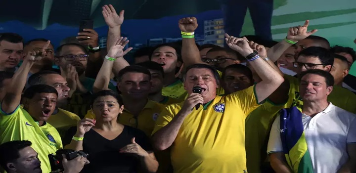 BOLSONARO FALA EM PERSEGUIÇÃO