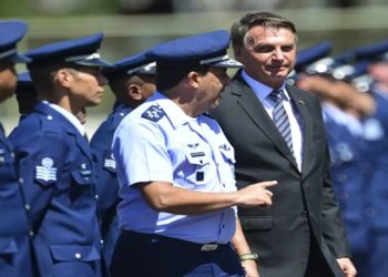 Ex-comandante do Exército ameaçou prender Bolsonaro, diz ex-FAB