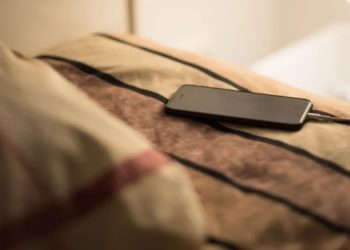Dormir perto de iPhone em carregamento é perigoso, alerta Apple