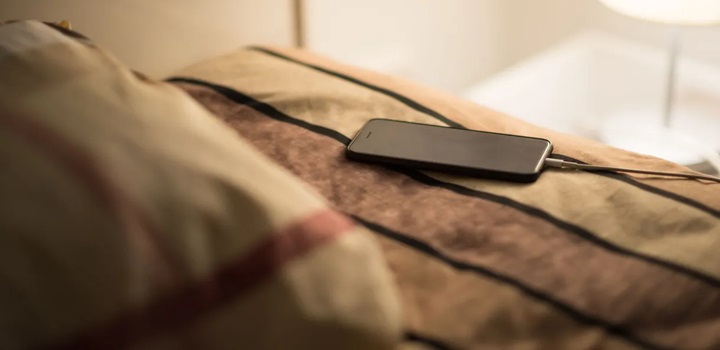 Dormir perto de iPhone em carregamento é perigoso, alerta Apple