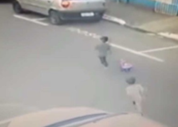 Vídeo flagra crianças de 3 anos fugindo de creche em Balneário Camboriú