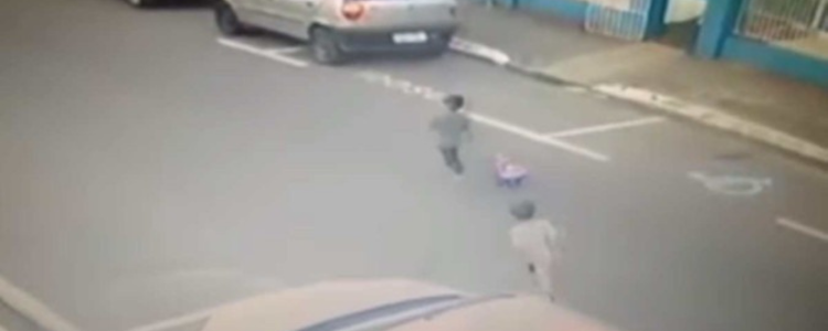 Vídeo flagra crianças de 3 anos fugindo de creche em Balneário Camboriú