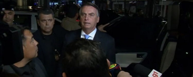 Jair Bolsonaro falou com a imprensa sobre ter dormido na Embaixada da Hungria