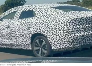Flagra: BYD King híbrido já está no Brasil e quer destronar o Corolla