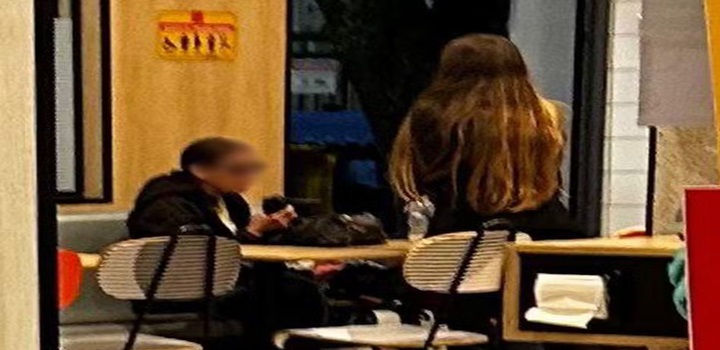 Mãe e filha moram em McDonald’s do LEBLON há três meses