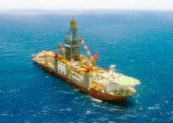 Pela primeira vez, Brasil ultrapassa 5 milhões de barris diários de petróleo e gás. Pré-sal é responsável por 79,1% do total, com destaque para o campo de Tupi e FPSO Guanabara.