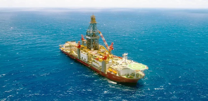 Pela primeira vez, Brasil ultrapassa 5 milhões de barris diários de petróleo e gás. Pré-sal é responsável por 79,1% do total, com destaque para o campo de Tupi e FPSO Guanabara.