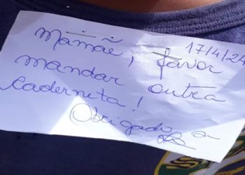 Professora grampeia bilhete em camisa de criança de 5 anos no RJ; 'sensação é de revolta e vontade de chorar', diz mãe