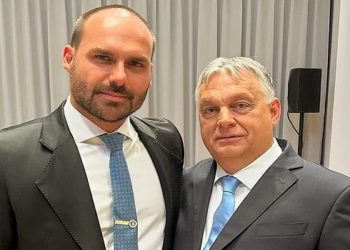 Eduardo Bolsonaro entrega medalha de “imbrochável” para primeiro-ministro da Hungria