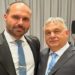 Eduardo Bolsonaro entrega medalha de “imbrochável” para primeiro-ministro da Hungria