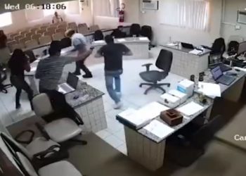 VÍDEO: câmera de segurança flagra homem tentando matar réu a tiros durante júri em São José do Belmonte