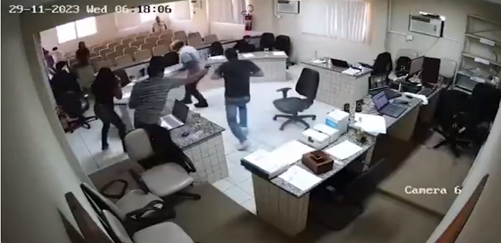 VÍDEO: câmera de segurança flagra homem tentando matar réu a tiros durante júri em São José do Belmonte