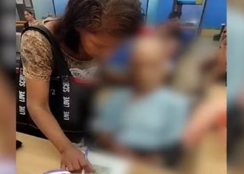 mulher leva cadaver em banco