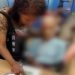 mulher leva cadaver em banco