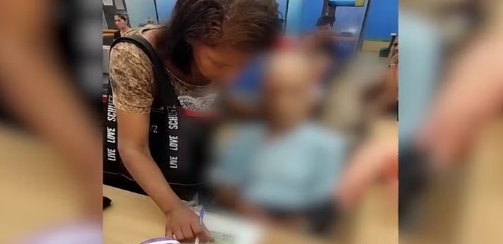 mulher leva cadaver em banco